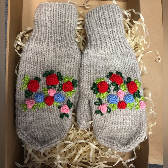 Handmade in Poland Gloves - Picture 1 of 8